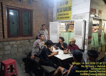 piket Bhabinkamtibmas APTU E. Marbun SH, AIPDA P. Butar Butar dan AIPDA A. Manurung melaksanakan SALING (Sapa Siskamling) di Pos Kamling Jalan Durian Gang Kelutuk