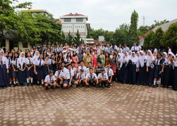 Wali Kota Pematangsiantar Wesly Silalahi SH MKn saat menjadi pembina upacara di UPTD SMP Negeri 1 Pematangsianta
