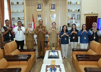 Wali Kota Pematangsiantar Wesly Silalahi SH MKn saat menerima petugas sensus di ruang kerja Wali Kota Pematangsiantar, lantai 2 Balai Kota, Jalan Merdeka