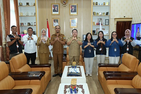 Wali Kota Pematangsiantar Wesly Silalahi SH MKn saat menerima petugas sensus di ruang kerja Wali Kota Pematangsiantar, lantai 2 Balai Kota, Jalan Merdeka