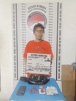 Tersangka RB dan barang bukti yang diringkus Sat Resnarkoba Polres Pematangsiantar