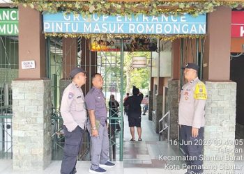 Piket Bhabinkamtibmas AIPTU Rayendra P. Damanik dan AIPTU Deddy Syam SH patroli Objek wisata Taman Hewan