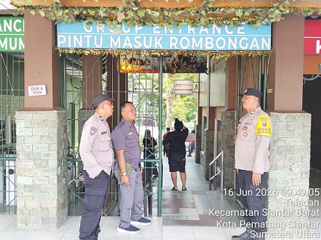 Piket Bhabinkamtibmas AIPTU Rayendra P. Damanik dan AIPTU Deddy Syam SH patroli Objek wisata Taman Hewan
