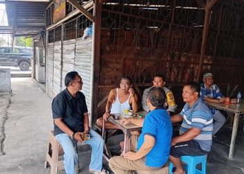 Bhabinkamtibmas Kelurahan Asuhan Aipda G. Sinaga melaksanakan sambang kamtibmas kepada warga Jalan Ahmad Yani