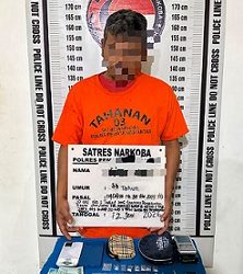 Tersangka NI dan barang bukti diamankan di ruangan Sat Resnarkoba Polres Pematangsiantar