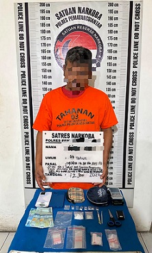 Tersangka NI dan barang bukti diamankan di ruangan Sat Resnarkoba Polres Pematangsiantar