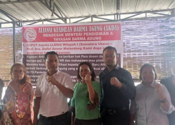 Dosen, mahasiswa hingga alumni yang tergabung dalam Aliansi Keadilan Darma Agung (AKDA) yang dpimpin Koordinator AKDA, Liston Hutajulu memberikan keterangan terkait konflik di Universitas Dharma Agung. (Foto Ist)