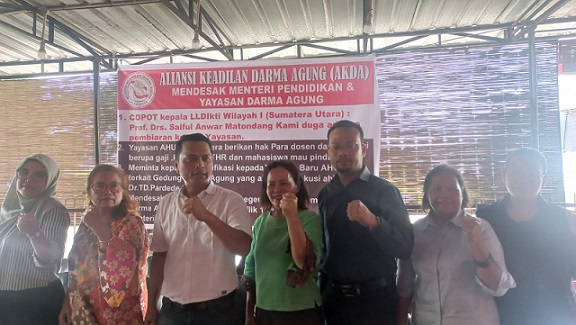 Dosen, mahasiswa hingga alumni yang tergabung dalam Aliansi Keadilan Darma Agung (AKDA) yang dpimpin Koordinator AKDA, Liston Hutajulu memberikan keterangan terkait konflik di Universitas Dharma Agung. (Foto Ist)