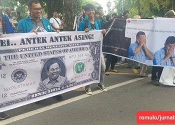 Puluhan massa mahasiswa menggelar aksi di Gedung DPRD Sumut