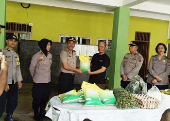 Kapolsek Siantar Barat IPTU Raja Kaya Haloho SH. MH didampingi Kanit Samapta IPDA Irwan Saragih SH, Kanit Binmas IPDA Meli dan Bhabinkamtibmas berikan bansos di Panti Asuhan Taruna Melati Muhammadiyah / Aisyiyah