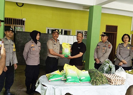Kapolsek Siantar Barat IPTU Raja Kaya Haloho SH. MH didampingi Kanit Samapta IPDA Irwan Saragih SH, Kanit Binmas IPDA Meli dan Bhabinkamtibmas berikan bansos di Panti Asuhan Taruna Melati Muhammadiyah / Aisyiyah