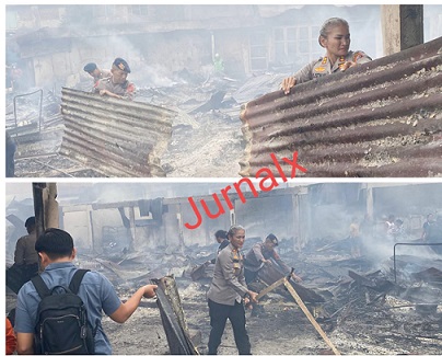 Kapolres Pematangsiantar AKBP Sah Udur T.M. Sitinjak SH. SIK. MH ikut membersihkan puing puing sisa kebakaran kios Pasar Dwikora