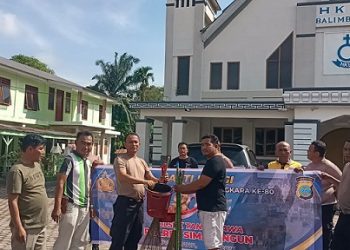 Kapolsek Tanah Jawa Kompol Banuara Manurung SH saat berikan peralatan kebersihan di Gereja HKBP Resort Balimbingan