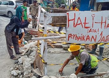 Dinas PUTR melakukan rehabilitasi/perbaikan terhadap jalan berlubang di simpang Jalan S Parman dan Jalan Sang Naualuh Damanik