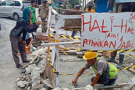 Dinas PUTR melakukan rehabilitasi/perbaikan terhadap jalan berlubang di simpang Jalan S Parman dan Jalan Sang Naualuh Damanik