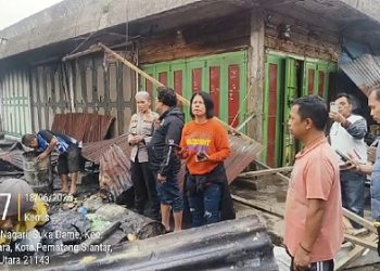 Kapolres Pematangsiantar AKBP Sah Udur T.M. Sitinjak SH. SIK. MH dan Kapolsek Siantar Utara AKP Jahrona Sinaga SH saat di TKP Kebakaran kios