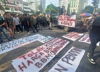Puluhan massa mahasiswa tergabung dalam Himpunan Mahasiswa Islam (HMI) cabang Medan aksi unjuk rasa di depan kantor DPRD Kota Medan menyoroti persoalan MBG. (Foto Romulo /jurnalx.co.id)