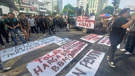 Puluhan massa mahasiswa tergabung dalam Himpunan Mahasiswa Islam (HMI) cabang Medan aksi unjuk rasa di depan kantor DPRD Kota Medan menyoroti persoalan MBG. (Foto Romulo /jurnalx.co.id)