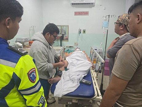 Personil Unit Gakkum Mengecek kondisi Pengendara sepedamotor Honda Karisma BK 2549 WF Dennis F. Nainggolan yang opname di RS Vita Insani