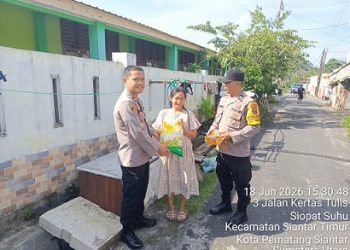 Kapolsek Siantar Timur IPTU Edy J.J. Manalu SH. MH didampingi Bhabinkamtibmas saat berikan bansos kepada warga kurang mampu