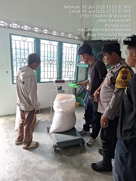 Bhabinkamtibmas Kelurahan Simalungun Bripka Johannes C. Siregar, SH monitoring dan dampingi penjualan hasil panen Jagung milik Petani Binaan Bapak Alben Silitonga ke Bulog Cabang Pematangsiantar
