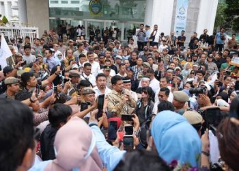 Gubernur Sumut Muhammad Bobby Afif Nasution saat menerima massa Lembaga Masyarakat Peduli Makan Bergizi Gratis (LMP MBG) yang menggelar aksi damai di halaman Kantor Gubernur Sumut, Medan (Foto Ist)