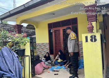 Bhabinkamtibmas Kelurahan Bantan Aiptu Rayendra Damanik melakukan pendampingan pendistribusian Makanan Bergizi Gratis (MBG) di Pos Yandu C1/ 05 jalan Aru Kelapa Kuning