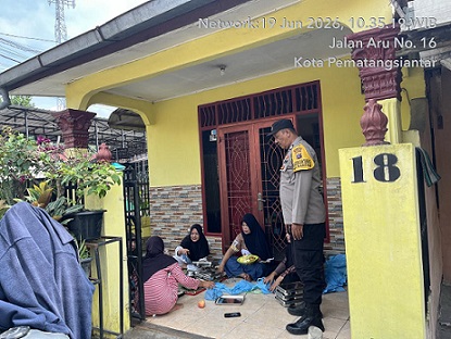 Bhabinkamtibmas Kelurahan Bantan Aiptu Rayendra Damanik melakukan pendampingan pendistribusian Makanan Bergizi Gratis (MBG) di Pos Yandu C1/ 05 jalan Aru Kelapa Kuning