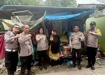 Kapolsek Siantar Utara AKP Jahrona Sinaga SH didampingi Wakapolsek IPTU Irpansyah Siregar dan personil saat berikan bansos kepada Ibu Boru Nasution alias Mak Buyung