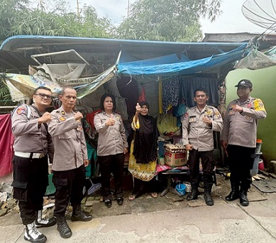 Kapolsek Siantar Utara AKP Jahrona Sinaga SH didampingi Wakapolsek IPTU Irpansyah Siregar dan personil saat berikan bansos kepada Ibu Boru Nasution alias Mak Buyung