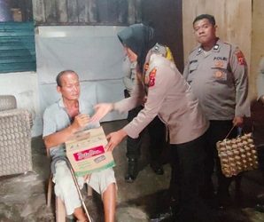 Kapolsek Siantar Selatan IPTU Suhaira Marbun SH didampingi personil saat berikan bansos kepada Bapak Natanael Batubara