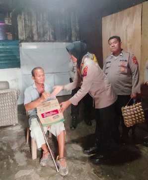 Kapolsek Siantar Selatan IPTU Suhaira Marbun SH didampingi personil saat berikan bansos kepada Bapak Natanael Batubara