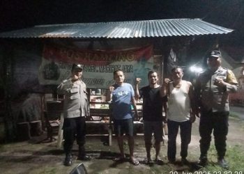 Bhabinkamtibmas APTU Fernandes Munthe, AIPDA Perwira Sebayang dan BRIPKA Johannes C. Siregar melaksanakan SALING (Sapa Siskamling) di Pos Kamling Pos Kamling Jalan Melanthon Siregar Gang PD Kelurahan Marihat Jaya