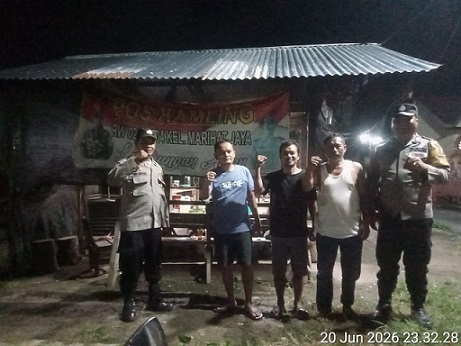Bhabinkamtibmas APTU Fernandes Munthe, AIPDA Perwira Sebayang dan BRIPKA Johannes C. Siregar melaksanakan SALING (Sapa Siskamling) di Pos Kamling Pos Kamling Jalan Melanthon Siregar Gang PD Kelurahan Marihat Jaya