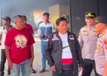 Anggota DPRD Kota Medan, Jusup Ginting Suka, SE meninjau lokasi kebakaran pabrik mainan yang terletak di Jalan Ladang - Jalan Sumber Amal, Kelurahan Kedai Durian, Kecamatan Medan Johor, (Foto Ist)