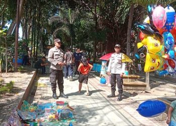 Piket Bhabinkamtibmas AIPDA Saut M. Manurung dan BRIPKA I. Surya Darma melaksanakan patroli di Objek vital Lapangan Merdeka/ Taman Bunga