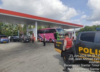 AIPTU Marah H. Manurung, AIPDA Olo Simatupang, BRIPKA Dedi Siregar dan BRIGADIR Taufik Sihombing melaksanakan patroli dan monitoring pendistribusian Bahan Bakar Minyak (BBM) di SPBU