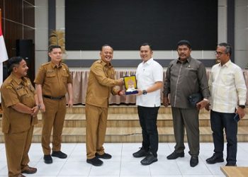 Asisten Pemerintahan dan Kesejahteraan Rakyat Fidelis Edy Suranta Sembiring SSTP MSi menerima kunker Bapemperda DPRD Provinsi Sumut di Balai Kota Pematangsiantar