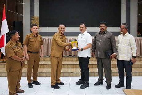 Asisten Pemerintahan dan Kesejahteraan Rakyat Fidelis Edy Suranta Sembiring SSTP MSi menerima kunker Bapemperda DPRD Provinsi Sumut di Balai Kota Pematangsiantar