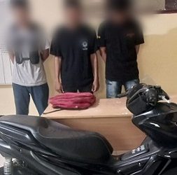 Ketiga pelaku dan barang bukti diamankan di Polsek Bosar Maligas