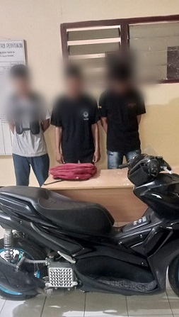 Ketiga pelaku dan barang bukti diamankan di Polsek Bosar Maligas