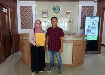 Kordinator Aliansi Keadilan Darma Agung (AKDA) Liston Hutajulu saat mengirimkan surat ke pihak DPRD Sumatera Utara. (Foto Ist)
