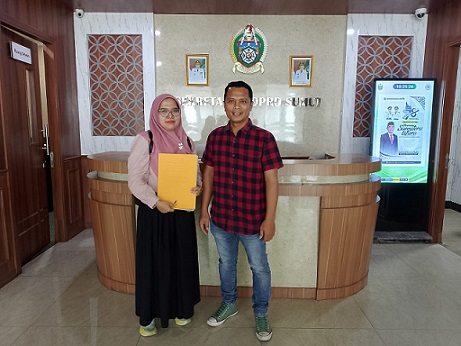 Kordinator Aliansi Keadilan Darma Agung (AKDA) Liston Hutajulu saat mengirimkan surat ke pihak DPRD Sumatera Utara. (Foto Ist)
