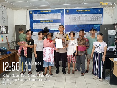 i Bhabinkamtibmas Kelurahan Kebun Sayur Aipda Manoa Sitanggang bersama Kepling 1 Bapak Ontang Turnip selesaikan perkelahian warga Jalan Kol dengan problem solving