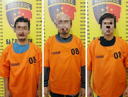 Tiga tersangka PGS, SS dan RS yang diserahkan keluarganya pada Senin (22/6/2026) sore sekira pukul 15.30 Wib