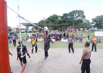 Kapolres Simalungun, AKBP Marganda Aritonang, SH, SIK, MM ikut serta dalam pertandingan bola volly