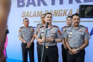 Wakapolda Sumut, Brigjen Pol. Sonny Irawan saat membuka bakti sosial dan bakti kesehatan bagi masyarakat di Kabupaten Langkat dalam rangka HUT Bhayangkara ke-80. (Foto Ist)