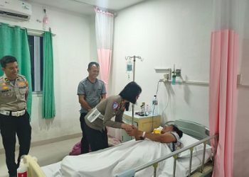 Kasat Lantas Iptu Devi Siringo-ringo, SH, S.Sos, MH bersama Kanit Gakkum Ipda Yancen Hutabarat saat jenguk isteri personil yang sakit