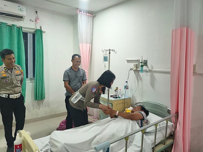 Kasat Lantas Iptu Devi Siringo-ringo, SH, S.Sos, MH bersama Kanit Gakkum Ipda Yancen Hutabarat saat jenguk isteri personil yang sakit