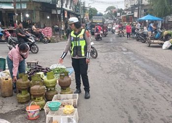 Kanit Kamsel IPDA Serly Tarigan saat melaksanakan kegiatan Dikmas Lantas Penling Penluh di Pasar Dwikora, Jalan Patuan Nagari